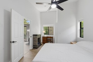 Room - Terrific 2-bedroom cabin in charming Summerhaven getaway (Summerhaven)