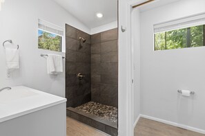 Bathroom - Terrific 2-bedroom cabin in charming Summerhaven getaway (Summerhaven)