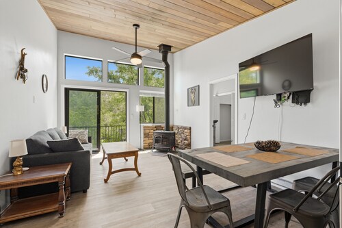 Terrific 2-bedroom cabin in charming Summerhaven getaway