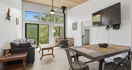 Terrific 2-bedroom cabin in charming Summerhaven getaway