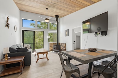 Terrific 2-bedroom cabin in charming Summerhaven getaway