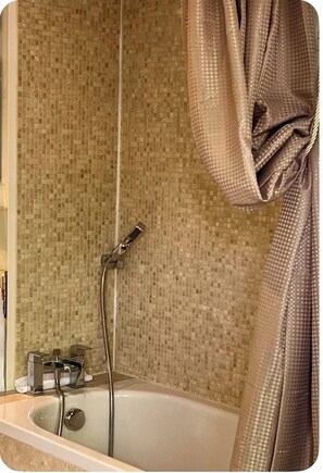 Haartrockner, Handtücher, Seife, Toilettenpapier