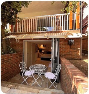 Outdoor dining - The Annexe - Bijou self contains studio in leafy Wimbledon very near the tennis (London)
