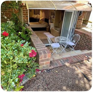 Outdoor dining - The Annexe - Bijou self contains studio in leafy Wimbledon very near the tennis (London)