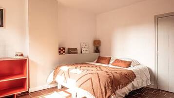 2 slaapkamers, een strijkplank/strijkijzer, gratis wifi, beddengoed