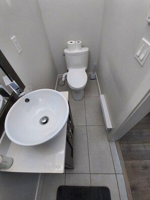 Dusche, Haartrockner, Bidet, Handtücher