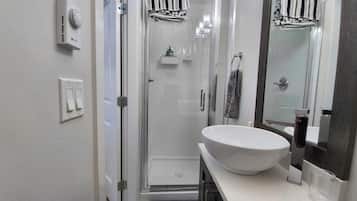 Shower, hair dryer, bidet, towels