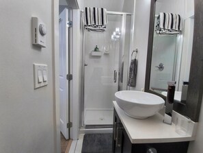 Dutxa, assecador de cabells, bidet i tovalloles 