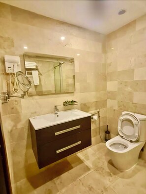 Habitación con 1 cama doble o 2 individuales | Baño