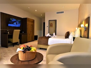 Habitación con 1 cama matrimonial o 2 individuales | Ropa de cama de alta calidad y minibar
