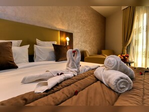 Habitación con 1 cama doble o 2 individuales | Ropa de cama de alta calidad, minibar, caja fuerte y cortinas opacas