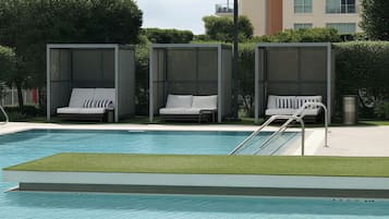 Luxury Apartment, City View | Pool