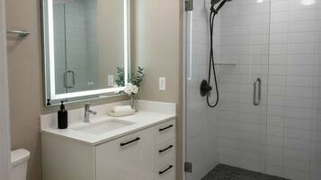 Luxury Apartment, City View | Bathroom