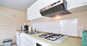 Coffee/tea maker, fridge, microwave, oven - Bel Air - PENVENAN - Vacation Rental (PENVENAN)