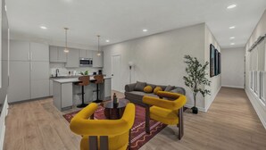 A modern apartment with a kitchen, dining area, and living room. - Design Lover’s 1br Suite (Atlanta)