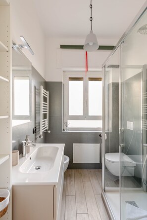 Shower, hair dryer, bidet, towels - Vrbo Property (Roma)