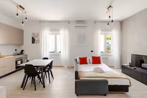 Tabla de planchar con plancha, acceso a internet y ropa de cama