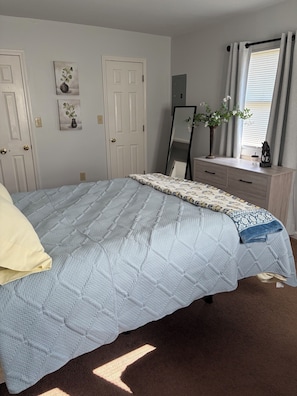 2 bedrooms, desk, iron/ironing board, travel cot - 2-bedroom town-home in Winchester (Winchester)