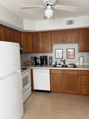 Coffee/tea maker, fridge, microwave, oven - 2-bedroom town-home in Winchester (Winchester)