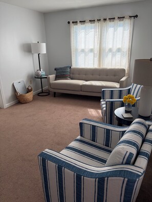 Smart TV, books - 2-bedroom town-home in Winchester (Winchester)