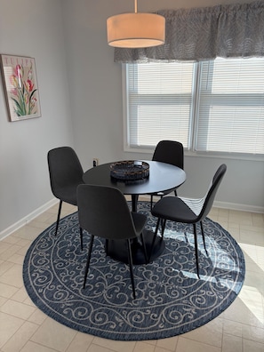 Dining - 2-bedroom town-home in Winchester (Winchester)