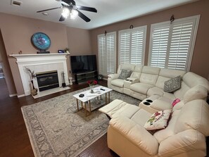 Living area - Lakeview, Private Pool, Resort-Style Backyard (Rowlett)