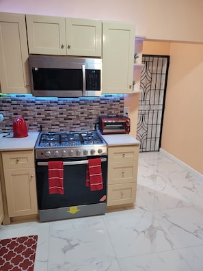 Private kitchen - LIGHT HOUSE
Home away from Home. 
2 Bedroom 3 Beds
2 Bathroom  (Discovery Bay)