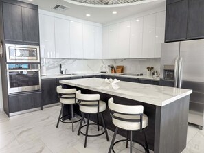 Wasserkocher mit Kaffee-/Teezubehör, Kühlschrank, Mikrowelle, Ofen