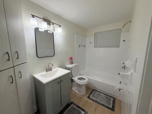 Haartrockner, Handtücher, Seife, Toilettenpapier