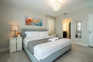 Iron/ironing board, WiFi, bed sheets - 4BR Villa Pool & Lake View Near Legoland (Haines City)