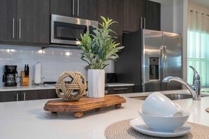 Coffee/tea maker, fridge, microwave, oven - 4BR Villa Pool & Lake View Near Legoland (Haines City)