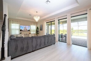 TV - 4BR Villa Pool & Lake View Near Legoland (Haines City)