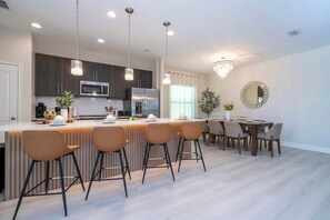 Dining - 4BR Villa Pool & Lake View Near Legoland (Haines City)