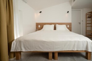A single-bed room with a wooden headboard, white bedding, and a small bedside table. - Villa Patria B&B (Brusino Arsizio)