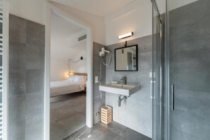 Buồng tắm vòi sen, máy sấy tóc, khăn tắm, xà phòng 