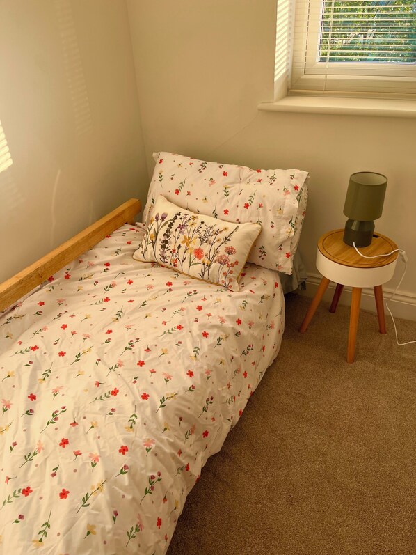 3 habitaciones, escritorio, tabla de planchar con plancha y wifi