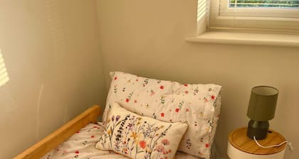 Newly renovated house in Polperro with parking and sea views.