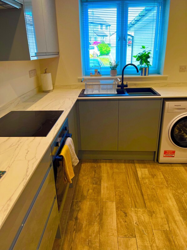 Coffee/tea maker, fridge, microwave, oven - Newly renovated house in Polperro with parking and sea views. (Polperro)