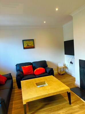Smart TV, chimenea y libros