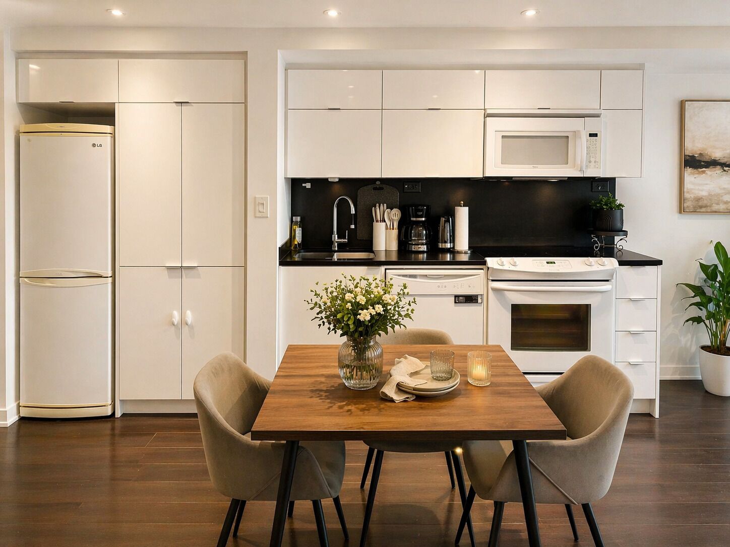 Classic Suite, City View | Private kitchen | Fridge, microwave, oven, stovetop