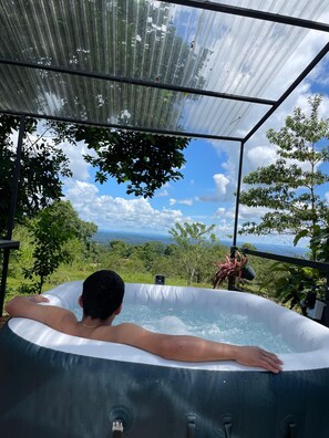 Outdoor spa tub - Vrbo Property (La Fortuna)
