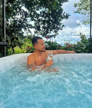 Outdoor spa tub