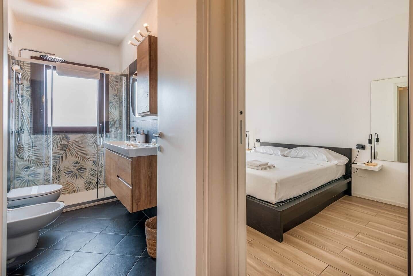 Douche, bidet, savon, papier de toilette