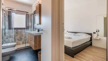 Douche, bidet, savon, papier de toilette