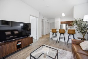 Smart TV - Solis Stay 1-King Bed+Sofa Bed in Frisco with pool and gym access (Frisco)