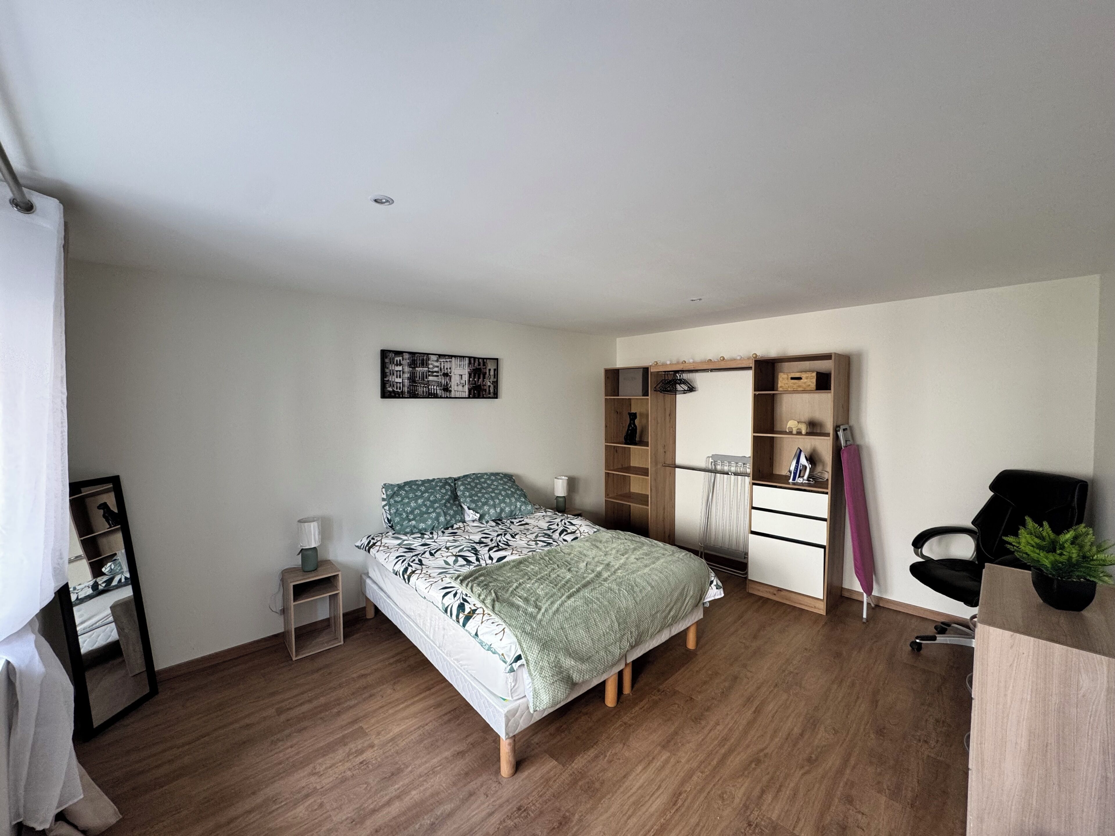 Une chambre à coucher avec un lit, une armoire, un bureau et une chaise.