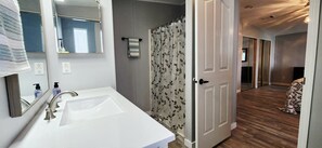 Dusche, Haartrockner, Handtücher, Toilettenpapier