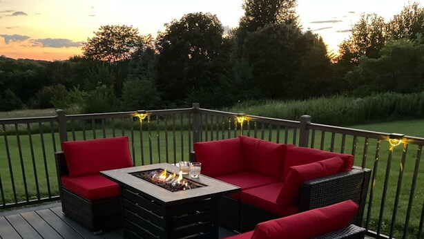 Eine Terrasse mit Gartenmöbeln und einem Feuerkorb.