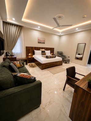 Phòng Suite tiện nghi đơn giản, quang cảnh đồi núi | Két bảo mật tại phòng, bàn, khu vực làm việc phù hợp cho laptop 