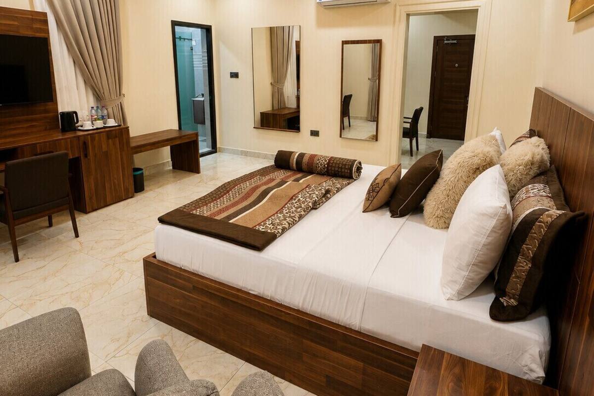 Phòng Suite Deluxe, quang cảnh đồi núi | Két bảo mật tại phòng, bàn, khu vực làm việc phù hợp cho laptop 